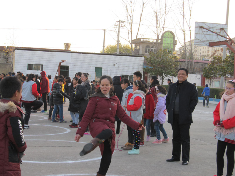 新沂市第六中学冬季三项之踢毽子、跳绳比赛