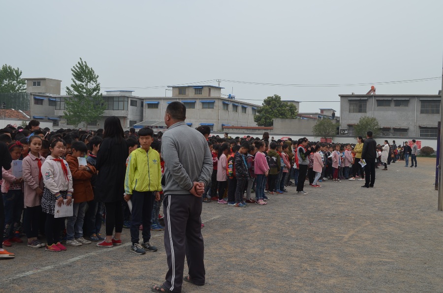 强化安全意识 &nbsp;提高防范能力&nbsp; &nbsp; &nbsp; &nbsp; &nbsp; &nbsp; &nbsp;&nbsp;——墨河中心小学成功举行防震疏散演练活动