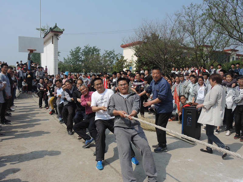 &nbsp;港头中学举行庆“五一”教师拔河比赛