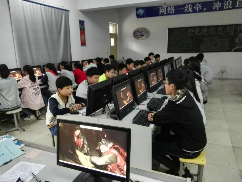 &nbsp;港中开展“崇尚英雄，精忠报国”的主题活动